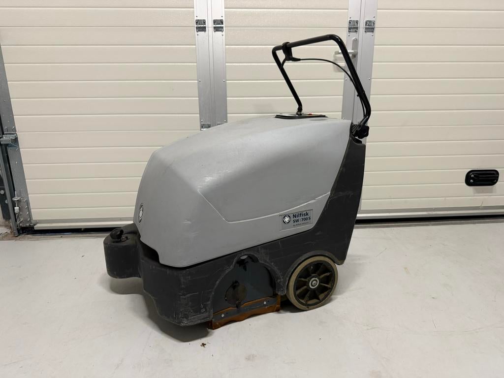 Nilfisk SW 700S Veegmachine - Professionele Reiniging, Doe-het-zelf en Verbouw, Reinigingsmachines, Ophalen, Gebruikt, Overige typen