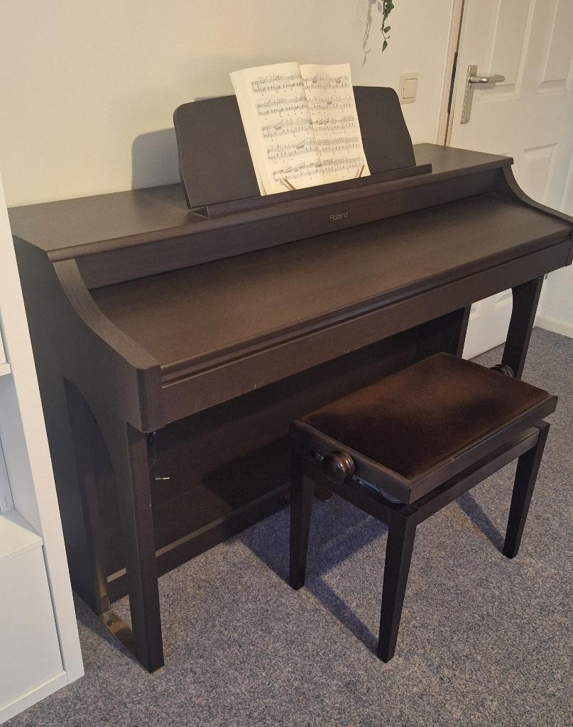 Electrische piano Roland HP-207, Muziek en Instrumenten, Piano's, Ophalen, Gebruikt, Bruin, Piano