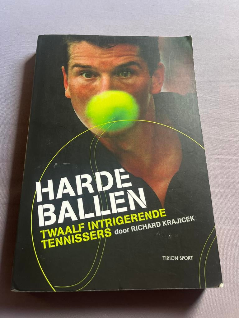 Harde Ballen: Twaalf Intrigerende Tennissers - Richard Kraji, Boeken, Ophalen of Verzenden, Gelezen, Balsport