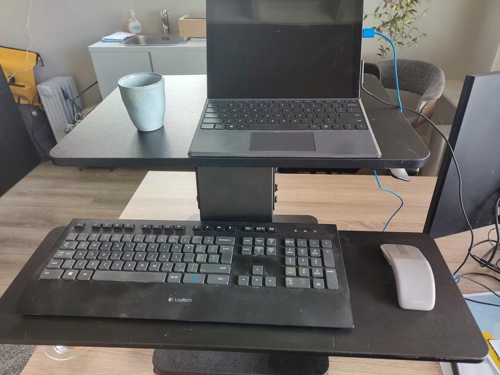 Zwart updesk  - Verstelbare bureau verhoger, Ophalen, Hout, Zo goed als nieuw, Overige merken