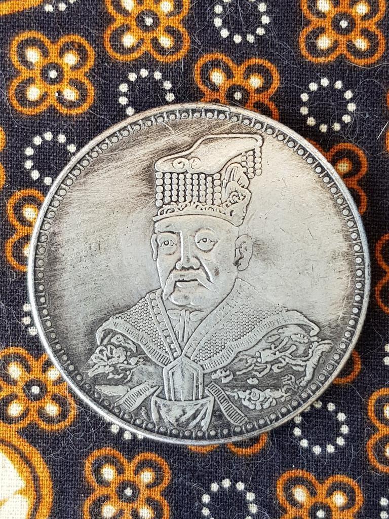 Oude Chinese munt of penning met portret en draak 4,4 cm.