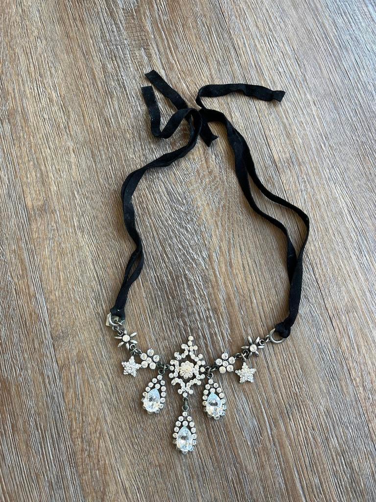 Otazu ketting met kristallen en fluwelen lint, Sieraden, Tassen en Uiterlijk, Kettingen, Overige materialen, Zwart, Zo goed als nieuw