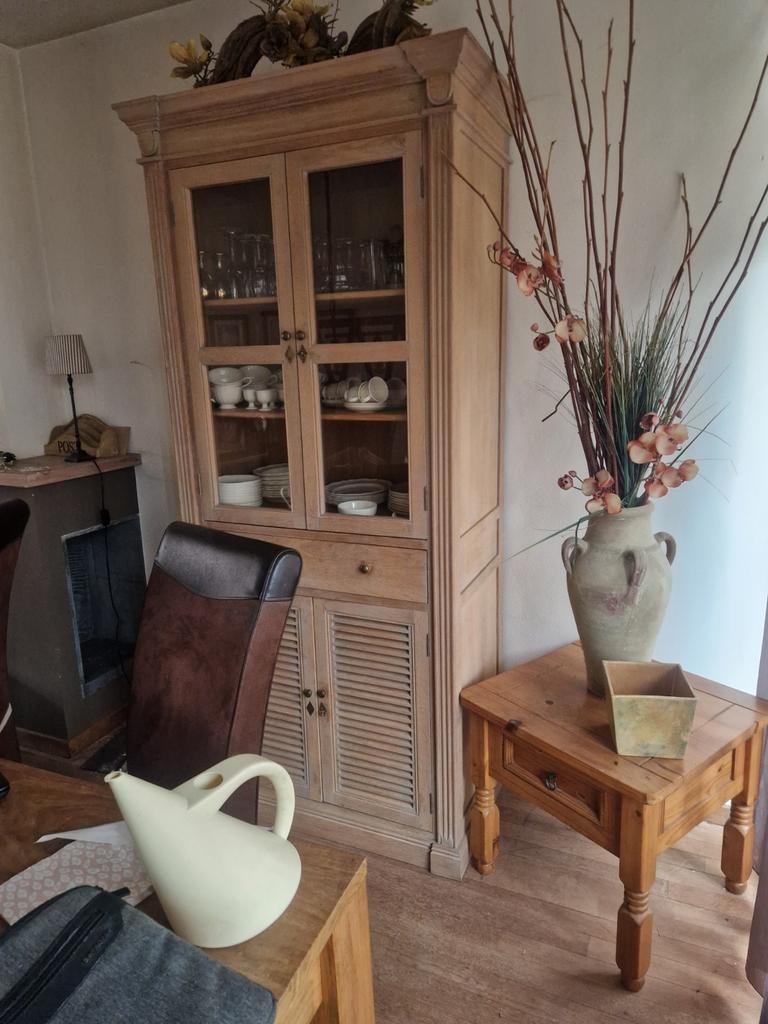 Mooie houten vitrinekast met louvre deuren, Ophalen, Gebruikt