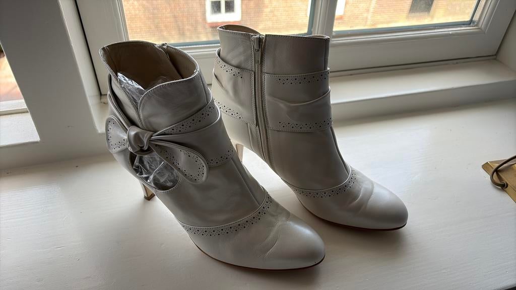 Witte enkellaarsjes van Nina Fiarucci, maat 40, Wit, Lage of Enkellaarzen, Ophalen of Verzenden, Zo goed als nieuw