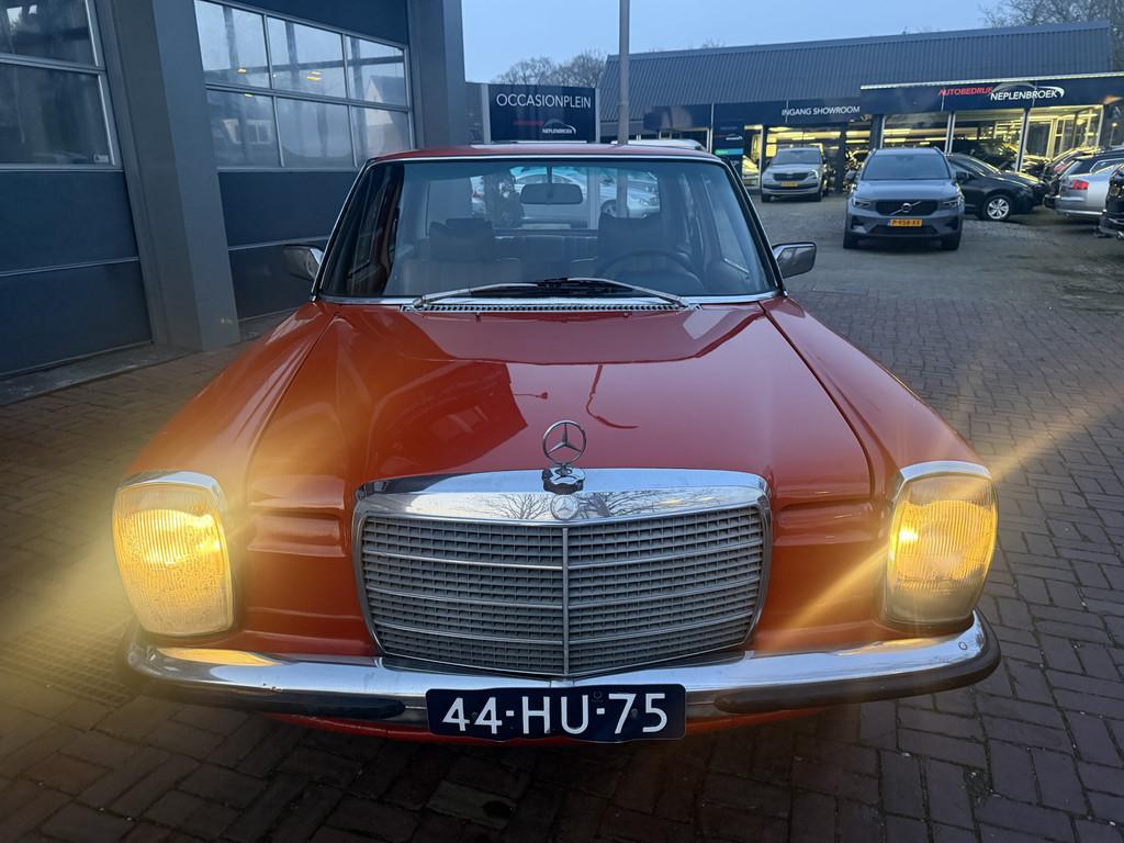 Mercedes-Benz 200-280 (W115) 220 D 1976 Belastingvrij Orgin, Auto's, Achterwielaandrijving, Beige, 60 pk, Leder en Stof