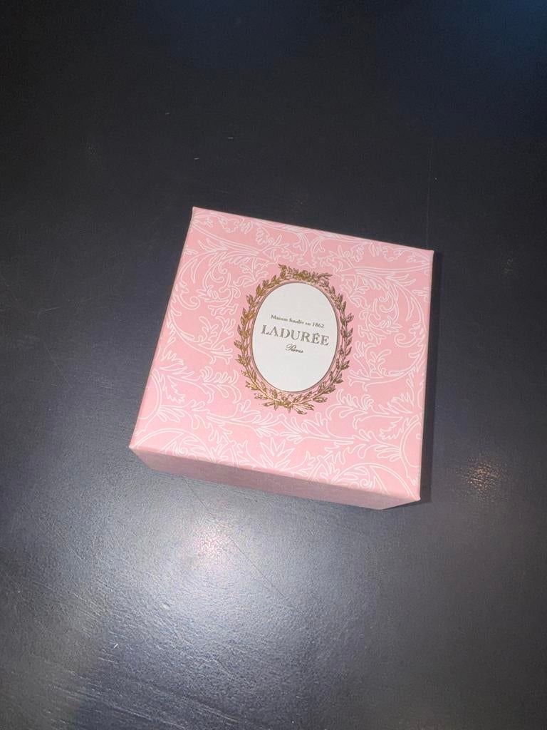 roze doosje van Laduree met goudkleurig logo., Ophalen of Verzenden