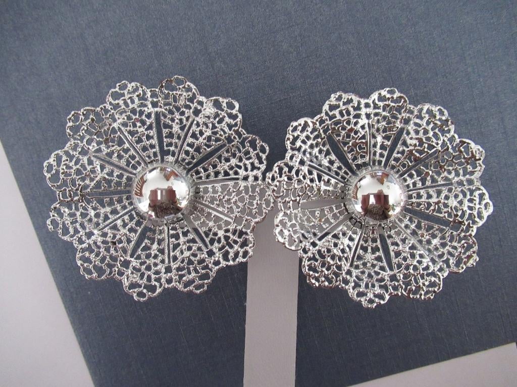 B GERESERVEERD  Oorbellen bloem model/Fanfare Sarah /Cov., Verzenden, Zo goed als nieuw, Zilver, Overige materialen