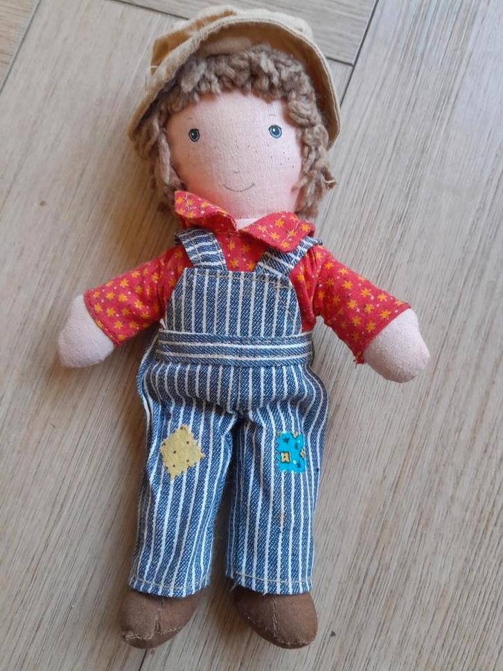 Stoffen popje met tuinbroek en hoedje - 23 cm, Kinderen en Baby's, Speelgoed | Poppen, Ophalen of Verzenden