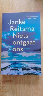 Boek "Niets ontgaat ons" door Janke Reitsma, Ophalen of Verzenden, Gelezen