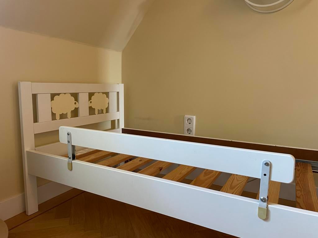 Peuterbed met schapen en valbeveiliging, Ophalen, Gebruikt, 70 tot 85 cm, Lattenbodem