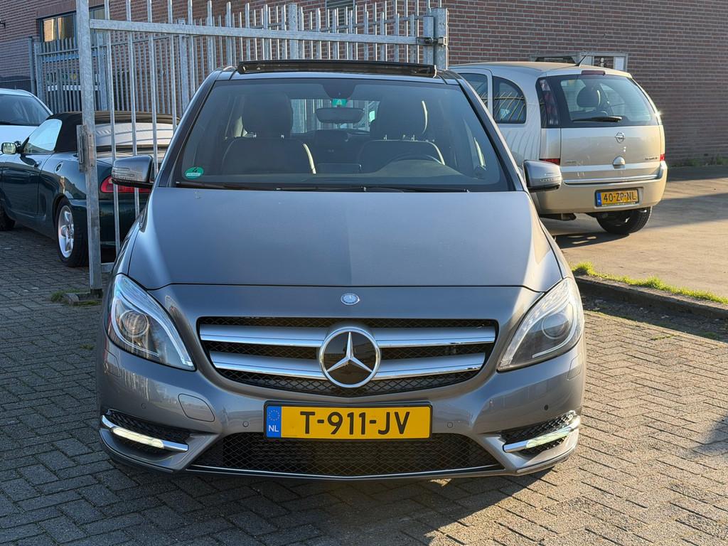 Mercedes-Benz B-klasse 180 Ambition HOGE INSTAP! PANORAMA l, Voorwielaandrijving, Gebruikt, 4 cilinders, Leder en Stof