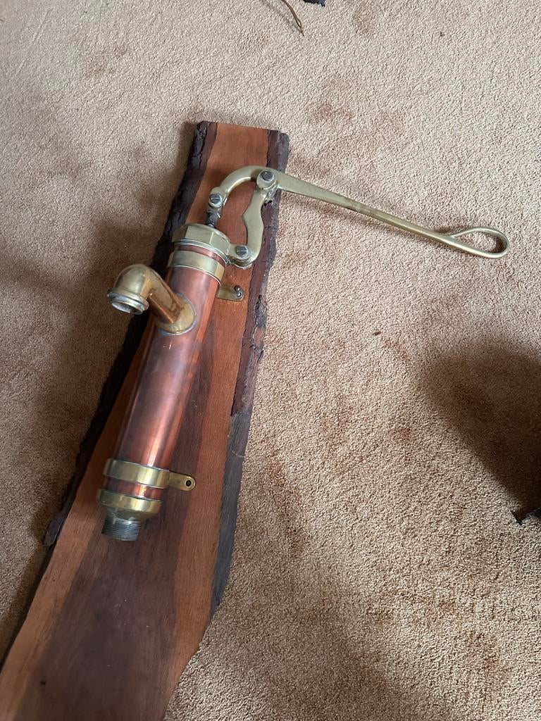 Decoratieve Koperen Pomp op Houten Plank, Antiek en Kunst, Antiek | Koper en Brons, Ophalen, Koper