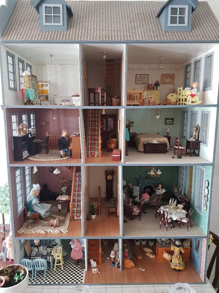 Poppenhuis met verlichting en alle miniaturen., Ophalen, Zo goed als nieuw