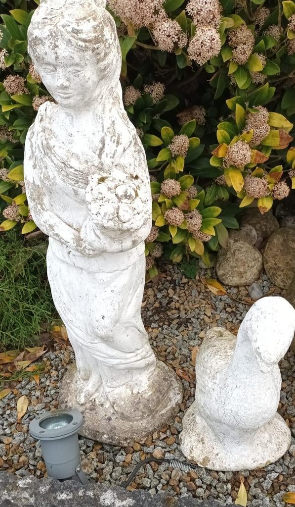 2 beelden gans en vrouw, Ophalen of Verzenden, Gebruikt