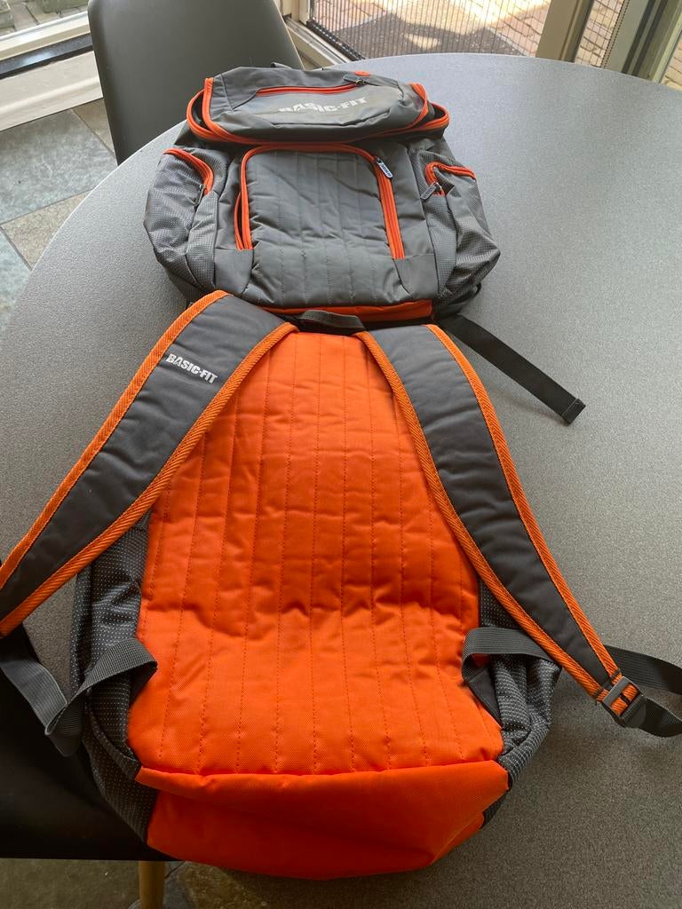Basic-Fit Rugzak Grijs/Oranje - Ideaal voor Sport, Sieraden, Tassen en Uiterlijk, Tassen | Rugtassen, Nieuw, Overige merken, 25 tot 40 cm