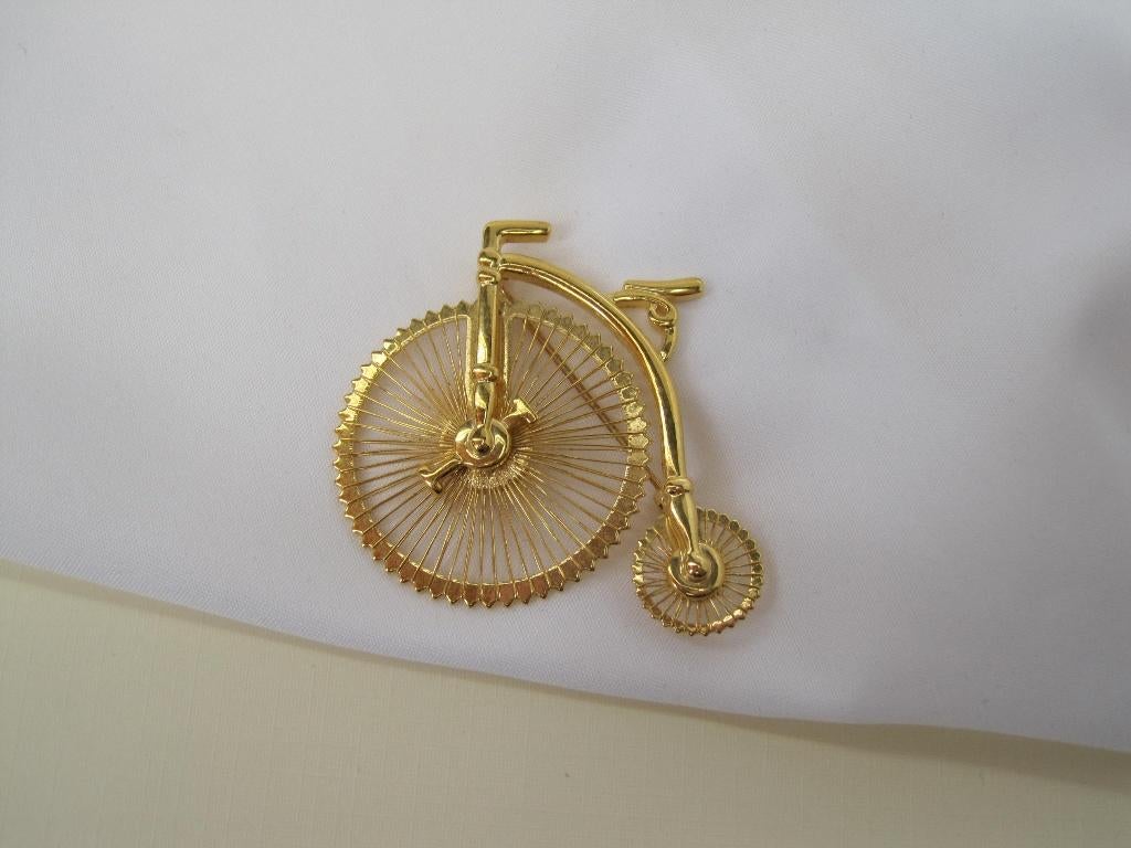 Broche antieke hoge wiel fiets  /Monet, Sieraden, Tassen en Uiterlijk, Broches, Verzenden, Zo goed als nieuw, Goud, Overige materialen