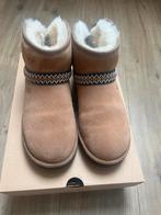UGG Classic Mini Crescent Laarzen - Maat 39, Kleding | Dames, Schoenen, Ophalen of Verzenden, Bruin, Lage of Enkellaarzen