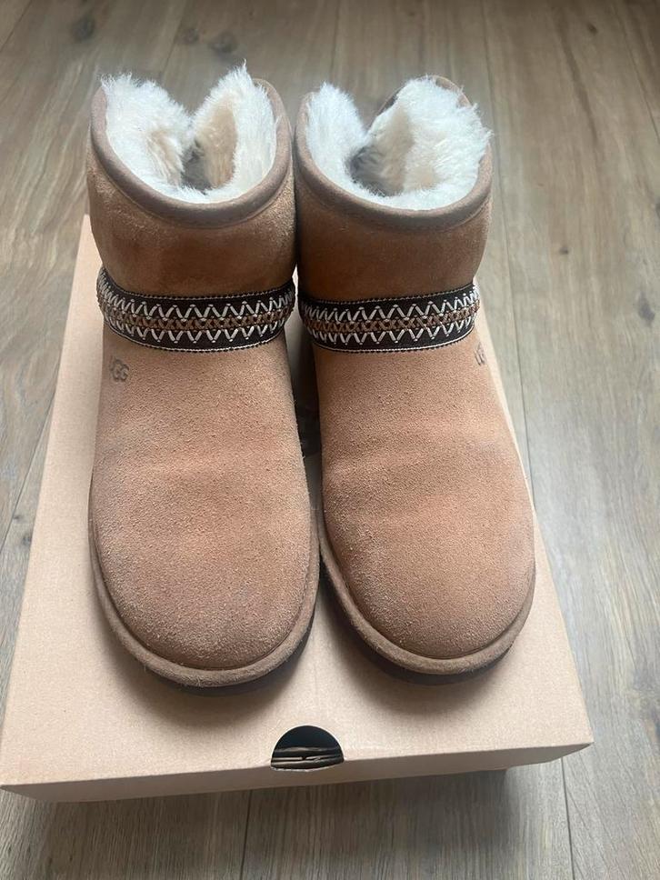 UGG Classic Mini Crescent Laarzen - Maat 39, Kleding | Dames, Schoenen, Lage of Enkellaarzen, Bruin, Ophalen of Verzenden