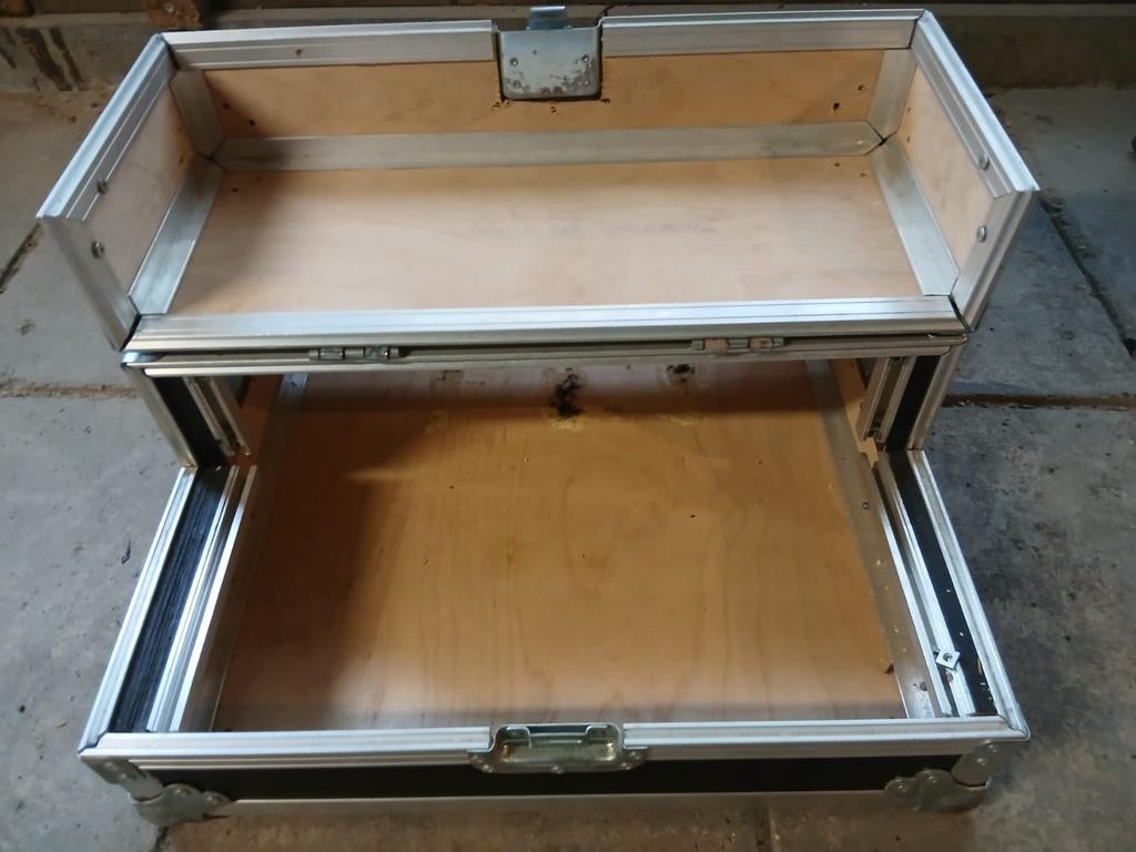 Dubbele cd speler flightcase nette staat

66x22x54, Muziek en Instrumenten, Behuizingen en Koffers, Ophalen, Overige instrumenten