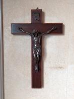 Kruisbeeld / Dichte metalen corpus op eikenhout / 50x32 cm., Ophalen