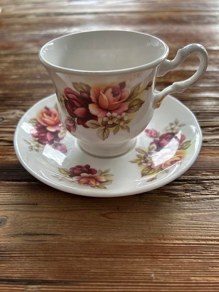 Queen Anne Bone China Theekopje met Schotel - Rozen, Antiek en Kunst, Antiek | Porselein, Ophalen of Verzenden