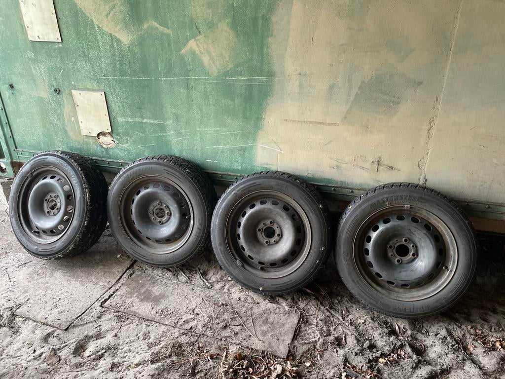 VW up Winterbanden op stalen velgen 175/65R15 4 gaats, Auto-onderdelen, Banden en Velgen, Ophalen, Gebruikt, 15 inch, 175 mm