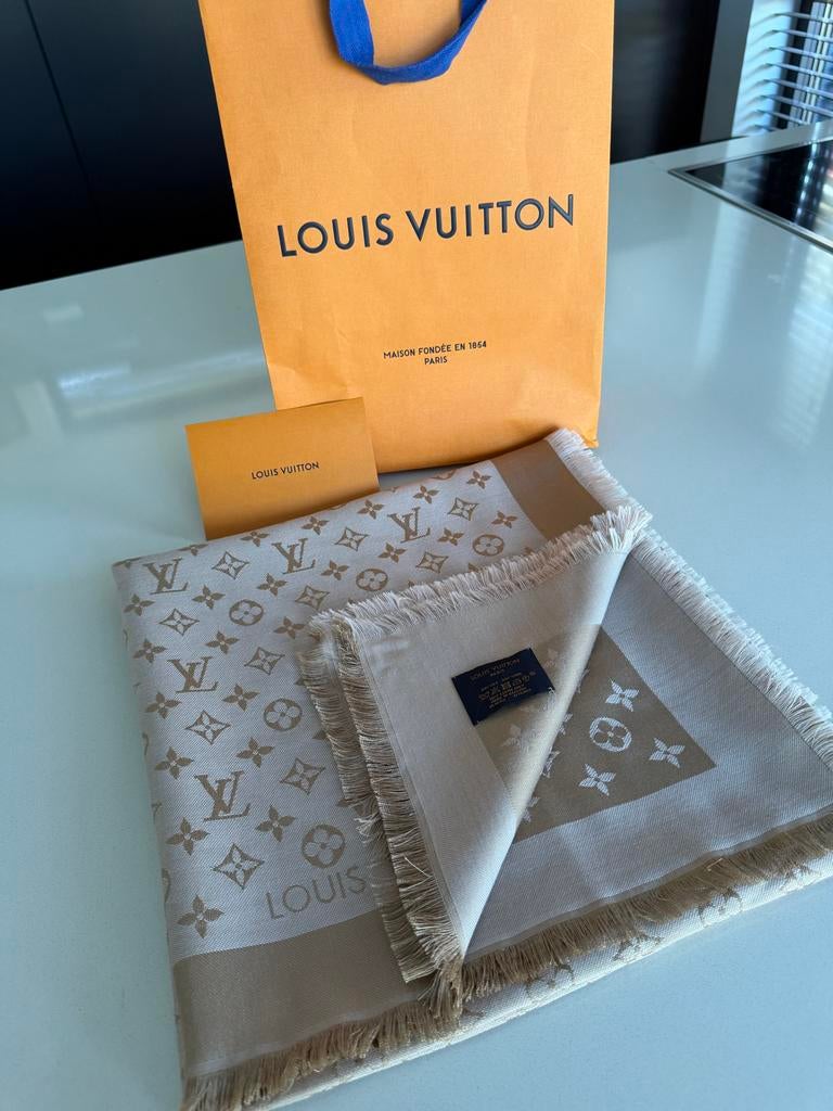 Louis Vuitton sjaal zijde/wol 143x143 cm, Kleding | Dames, Mutsen, Sjaals en Handschoenen, Ophalen of Verzenden, Zo goed als nieuw