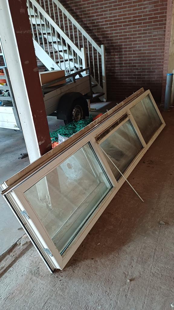 Twee gebruikte kunststof kozijnen 65x300 cm, Ophalen, Gevelraam of Ruit, Gebruikt, Minder dan 80 cm