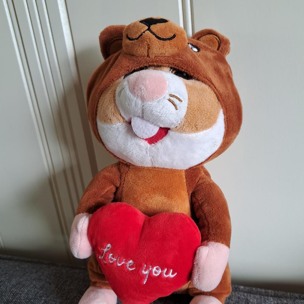 98.  Hamster knuffel in berenpakje met hartje - 27cm, Hamster, Ophalen of Verzenden, Zo goed als nieuw, Middelgroot (20 tot 80 cm)