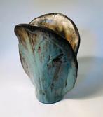 Prachtige handgemaakte vaas, in de vorm van twee bladeren, Overige kleuren, Aardewerk of Porselein, Ophalen of Verzenden, Zo goed als nieuw