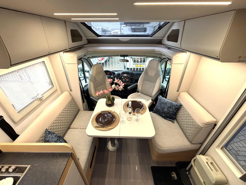 Adria Matrix 650 DC QUEENSBED + HEFBED + FACE TO FACE 2023, 7 tot 8 meter, Bedrijf, Adria, Tot en met 4