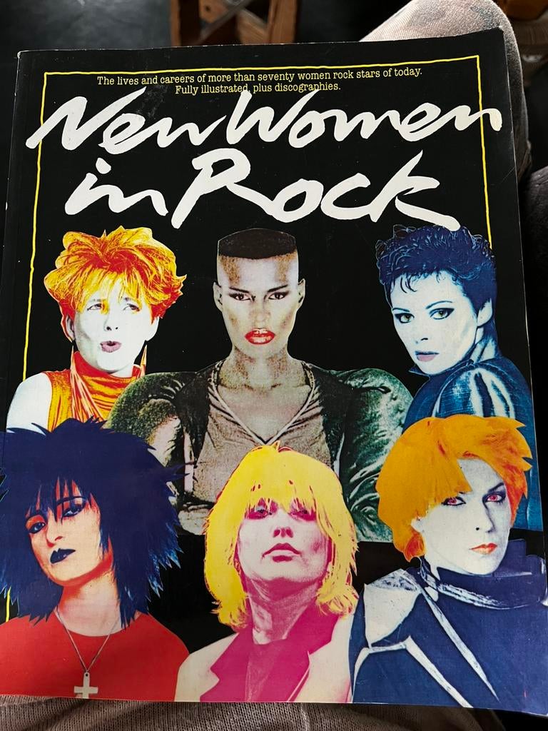Boek “new women in Rock”( engels), Muziek en Instrumenten, Ophalen of Verzenden, Gebruikt