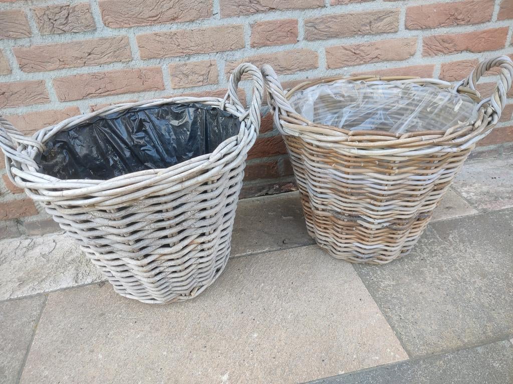 2 Rieten manden binnen kant met plastic. Bloemen of planten, Tuin en Terras, Ophalen of Verzenden