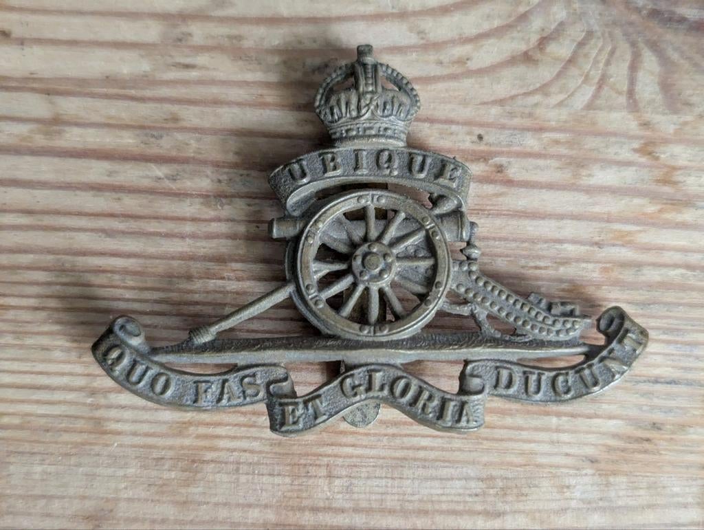 Brits artillery cap badge, Ophalen of Verzenden, Landmacht, Engeland, Embleem of Badge