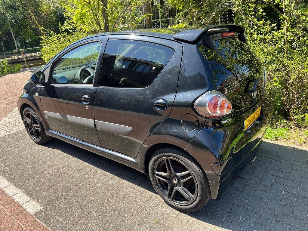 Toyota Aygo 1.0 12V Vvt-i 5DRS 2011 Zwart, Auto's, Toyota, Stof, 4 stoelen, Origineel Nederlands, Overige kleuren