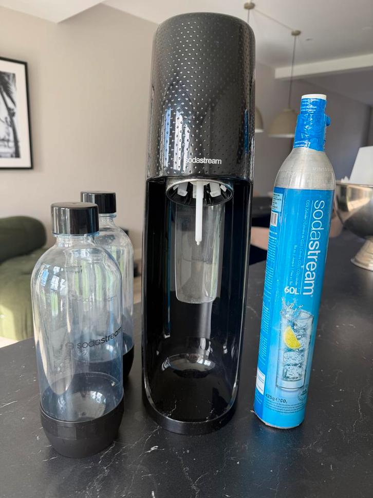 Sodastream met 2 flessen en 2 CO2-cilinder, Witgoed en Apparatuur, Bruiswatermachines, Zo goed als nieuw, Ophalen
