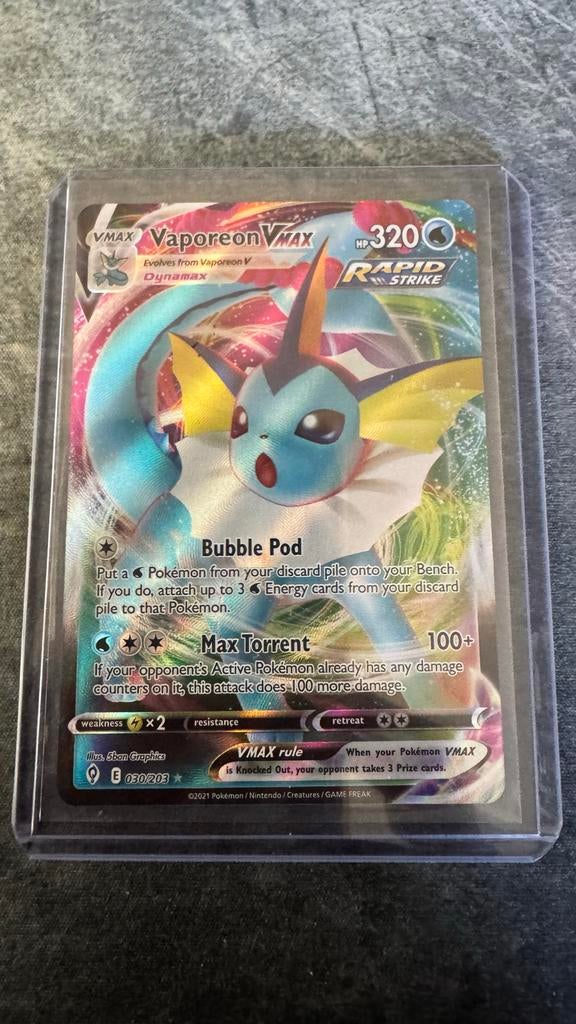 Pokémon Kaart: Vaporeon VMAX (Rapid Strike) - Zo Goed Als Ni, Ophalen of Verzenden, Zo goed als nieuw, Losse kaart
