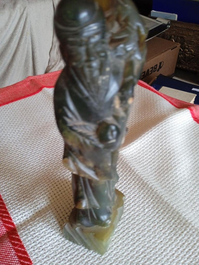 Donkergroen beeldje van een figuuVan jade r, Antiek en Kunst, Kunst | Beelden en Houtsnijwerken, Ophalen of Verzenden, Handgemaakt
