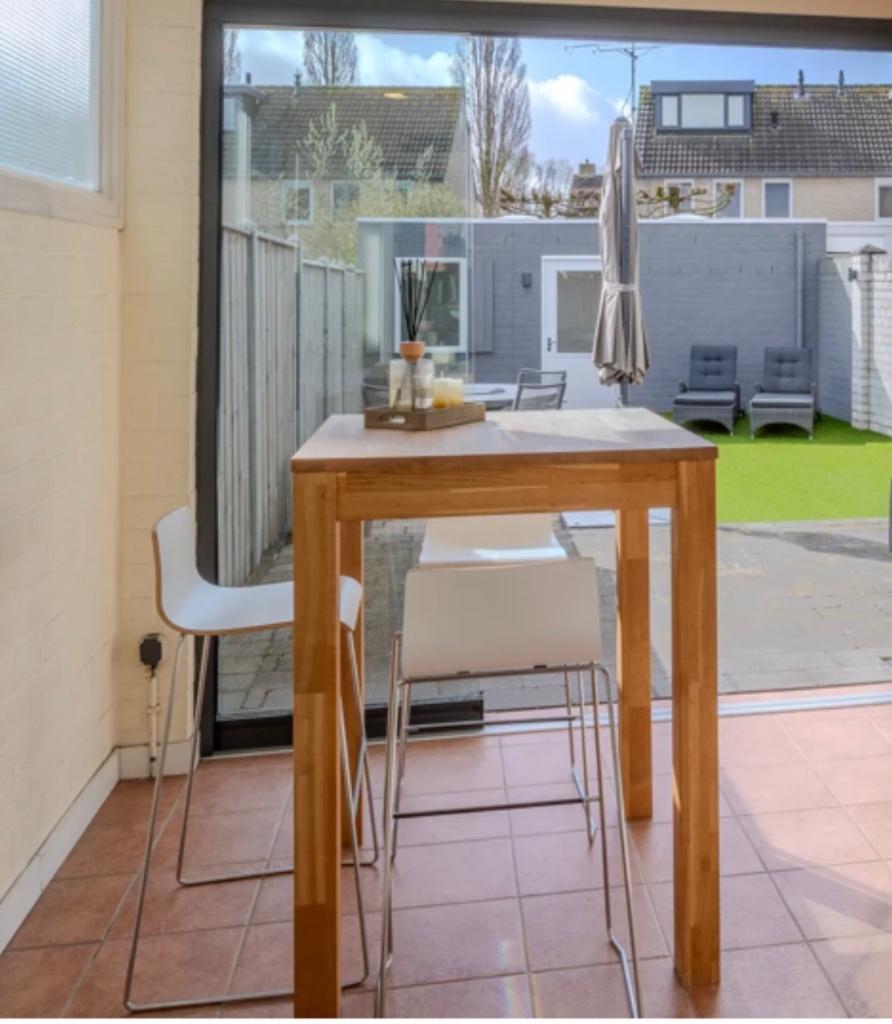 Houten hoge tafel met 5 krukken, Ophalen, Zo goed als nieuw