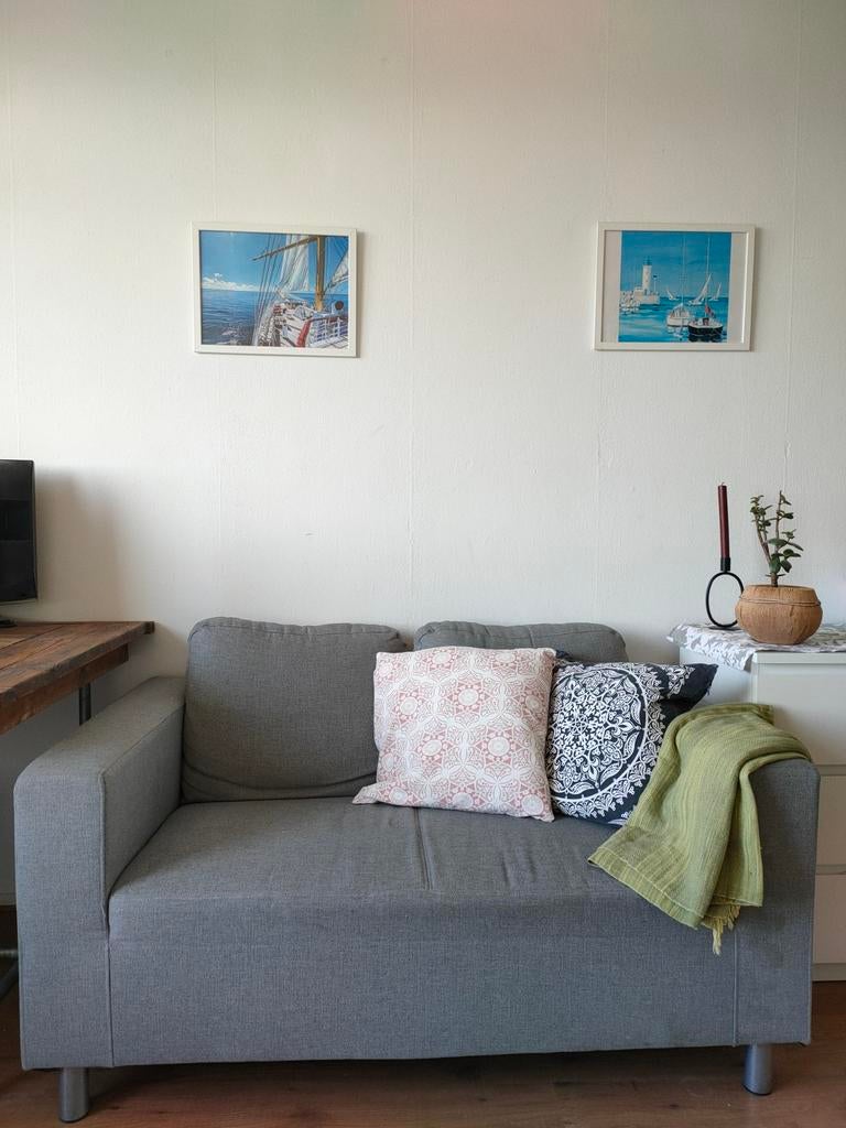 Lichtgrijze twee persoonsbank, Ophalen, 75 tot 100 cm, Tweepersoons, Minder dan 150 cm