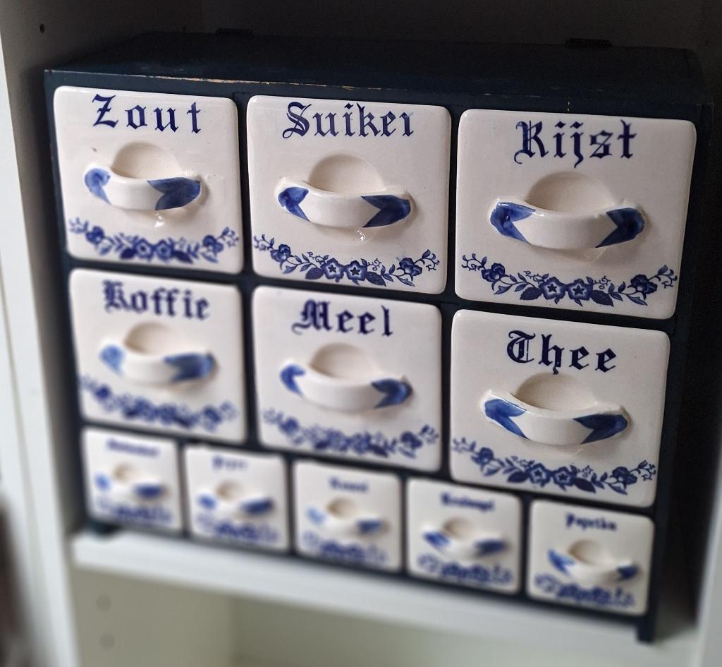 Ladenkastje met wit en blauw porseleinen lades, Ophalen