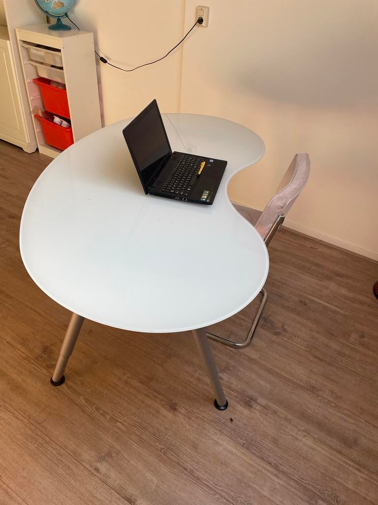 Modern glazen bureau druppel vorm, Huis en Inrichting, Bureaus, Ophalen, Metaal, In hoogte verstelbaar, Zo goed als nieuw