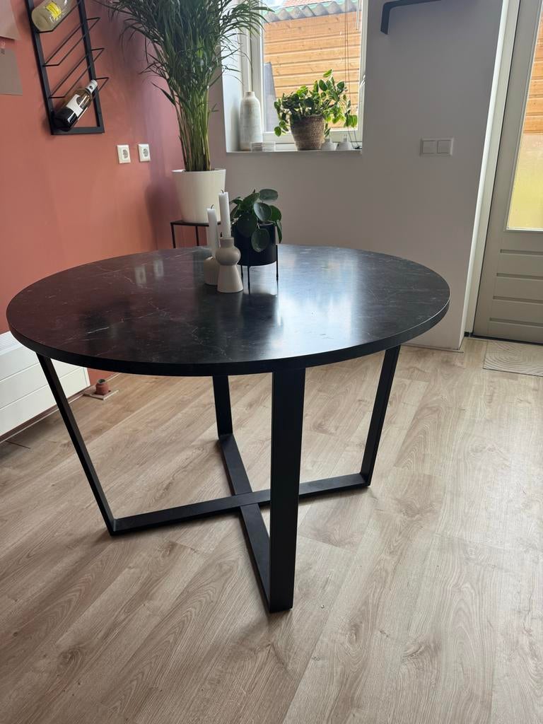Ronde eettafel met marmerlook blad en zwart onderstel, Huis en Inrichting, Tafels | Eettafels, Gebruikt, 100 tot 150 cm, 100 tot 150 cm