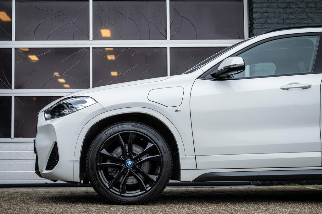 BMW X2 xDrive25e High Executive M sport, Pano, 19LM, M Stoel, Auto's, Automaat, X2, Gebruikt, Zwart