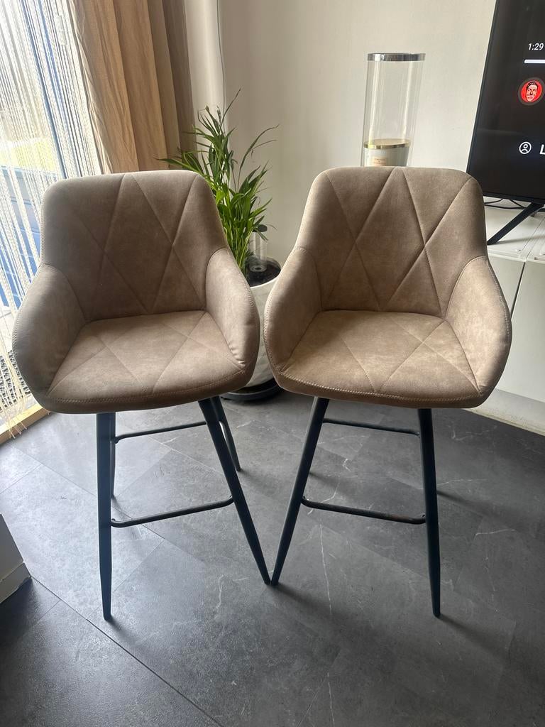 Beliani barstoelen/krukken met voetsteun (set van 2), Huis en Inrichting, Ophalen, Gebruikt, Met voetsteun, 60 tot 90 cm