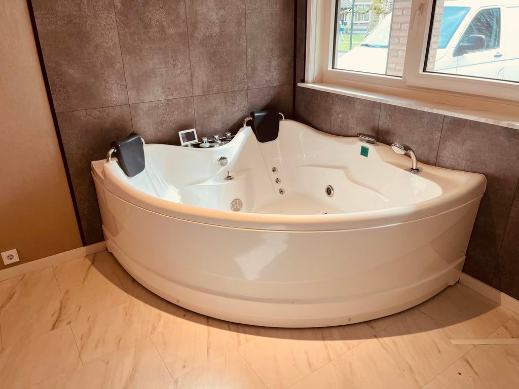 Whirlpool 2 persoons: afm. 165 x 165cm, Huis en Inrichting, Badkamer | Complete badkamers, Ophalen, Zo goed als nieuw