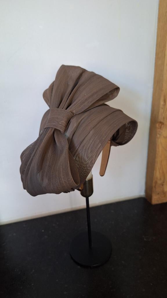 Bruin fascinator, Kleding | Dames, Hoeden en Petten, Ophalen of Verzenden, Nieuw, One size fits all