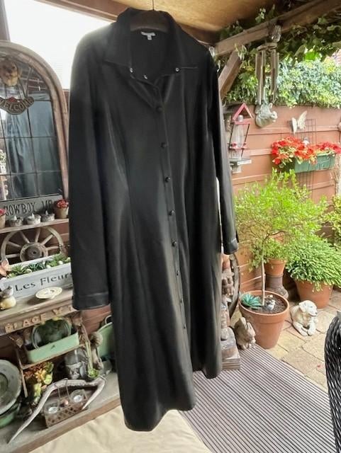Te koop Lange zwarte dames jas, Zwart, Maat 46/48 (XL) of groter, Nieuw, Ophalen of Verzenden