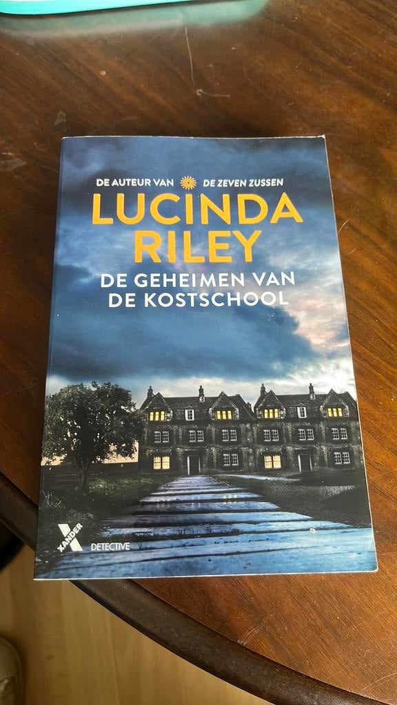 Lucinda Riley - De geheimen van de kostschool, Gelezen, Lucinda Riley, Ophalen of Verzenden, Nederland