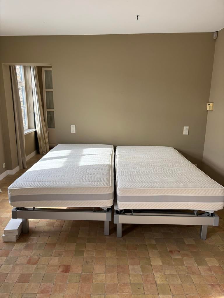 Kingsize boxspring bed: frame + 2 matrassen Ergosleep Alpura, Huis en Inrichting, Slaapkamer | Matrassen en Bedbodems, Ophalen